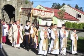 Jubileuszowa procesja wokół kościoła.