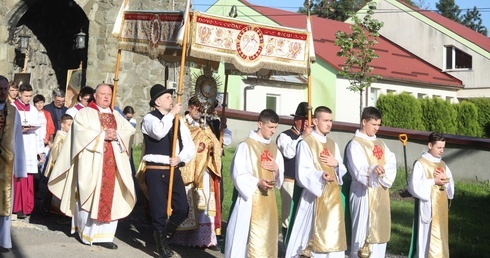 Jubileuszowa procesja wokół kościoła.