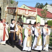 Jubileuszowa procesja wokół kościoła.