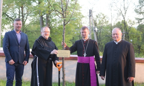 Pamiątka 400. rocznicy konsekracji została uroczyście posadzona...