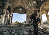 Gdy ludzie cierpią, Bóg jest z nimi, tak jak był na Golgocie. Na zdjęciu ruiny kościoła w Syrii.