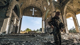 Gdy ludzie cierpią, Bóg jest z nimi, tak jak był na Golgocie. Na zdjęciu ruiny kościoła w Syrii.