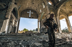 Gdy ludzie cierpią, Bóg jest z nimi, tak jak był na Golgocie. Na zdjęciu ruiny kościoła w Syrii.