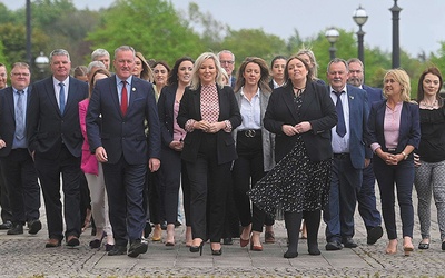 Sukces Sinn Fein w wyborach parlamentarnych jest zasługą Michelle O’Neill (pośrodku w pierwszym rzędzie), która stoi na czele jej północnoirlandzkiej części od 2017 r.
