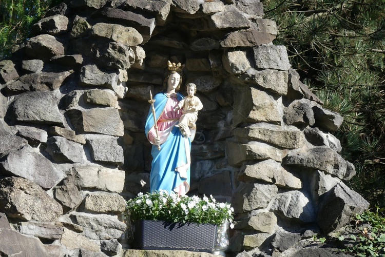 Figura Matki Bożej w leśniańskiej grocie.