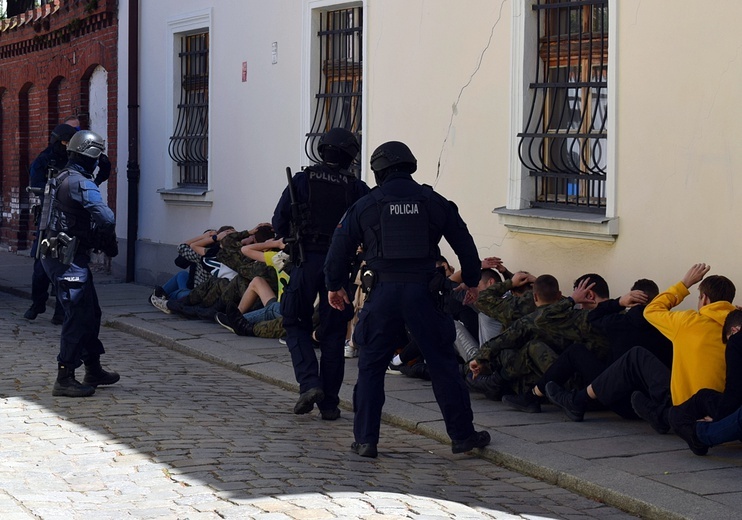 Ćwiczenia antyterrorystyczne na Ostrowie Tumskim