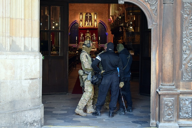 Ćwiczenia antyterrorystyczne na Ostrowie Tumskim