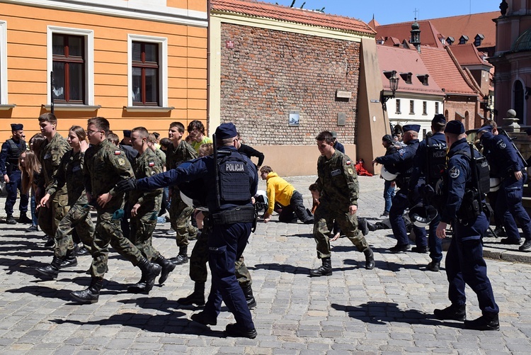 Ćwiczenia antyterrorystyczne na Ostrowie Tumskim