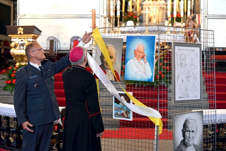 Więźniowie św. Janowi Pawłowi II. Otwarcie wystawy w świdnickiej katedrze