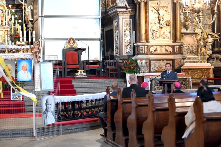 Więźniowie św. Janowi Pawłowi II. Otwarcie wystawy w świdnickiej katedrze