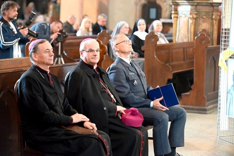 Więźniowie św. Janowi Pawłowi II. Otwarcie wystawy w świdnickiej katedrze