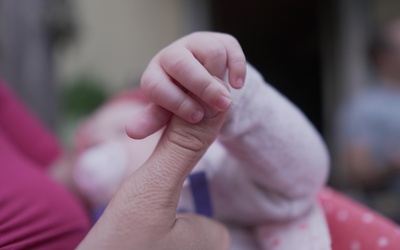 Anglia: Zestawy porodowe dla matek na Ukrainie