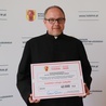 Ks. Paweł Pietrzak odebrał czek na 62 tys. zł. Dofinansowanie pomoże zadbać o zabytki w parafii w Babsku.