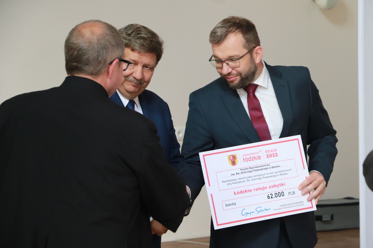 Podczas spotkania w Cielądzu czek wręczyli minister funduszy i polityki regionalnej Grzegorz Puda oraz marszałek województwa łódzkiego Grzegorz Schreiber.