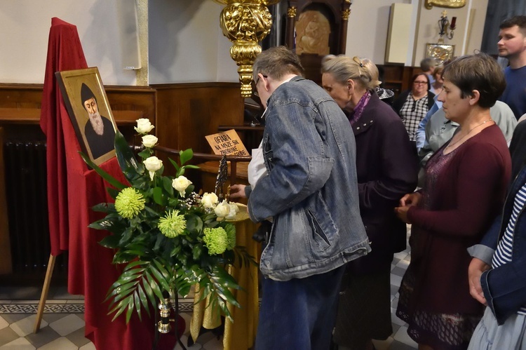 Limanowa. Wprowadzenie relikwii św. Charbela