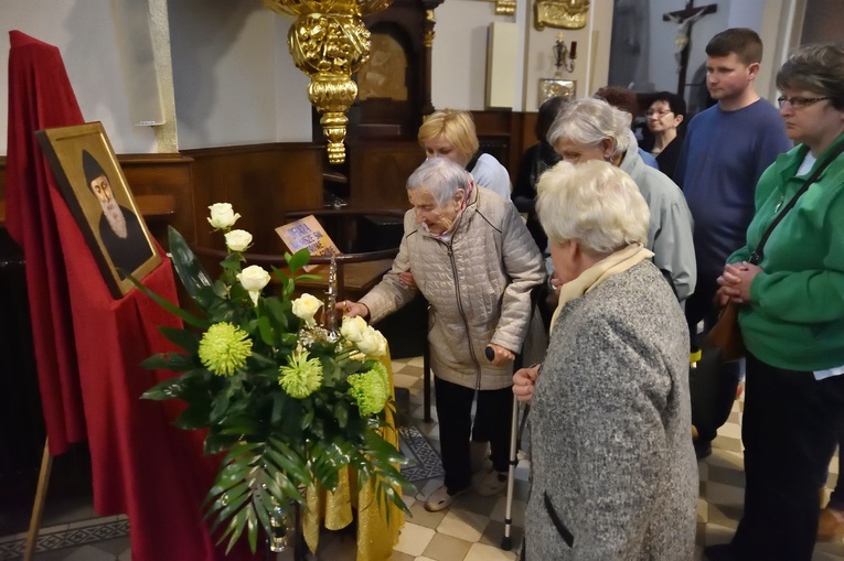 Limanowa. Wprowadzenie relikwii św. Charbela