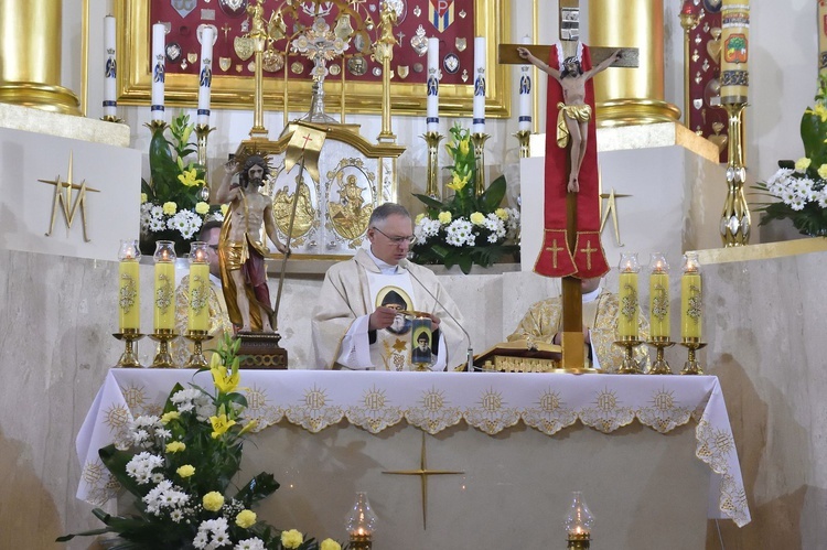 Limanowa. Wprowadzenie relikwii św. Charbela