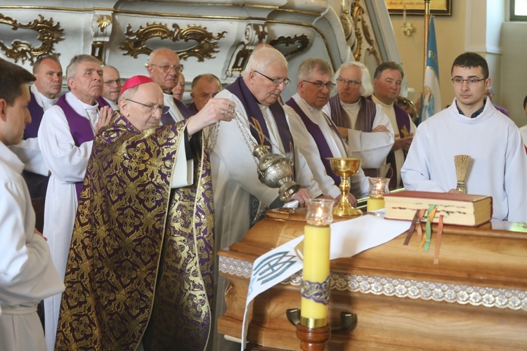 Ostatnie pożegnanie ks. Wojciecha Tyczyńskiego w Skoczowie