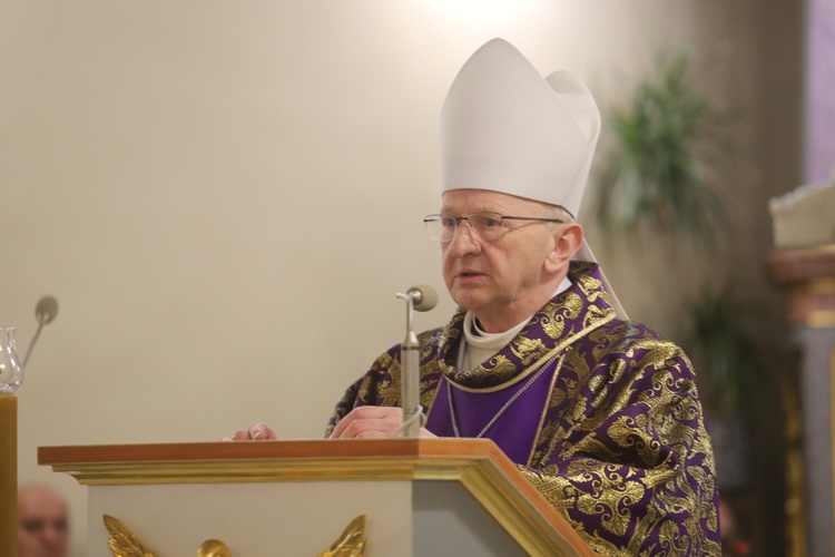 Pogrzebowej liturgii przewodniczył bp Paweł Stobrawa z Opola.