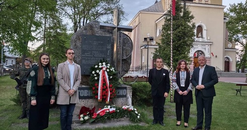 Po koncercie Robert Grudzień (trzeci od prawej) z artystami z Ukrainy przy pomniku przed białobrzeską świątynią.
