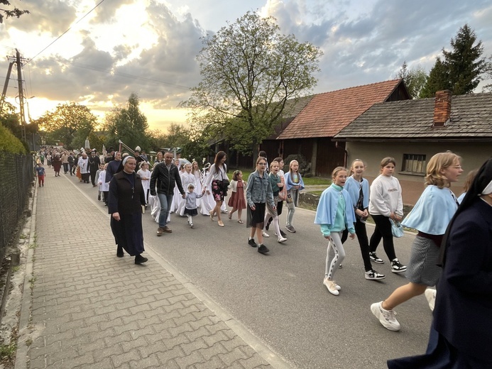 Bp Janusz Mastalski u św. abp. Bilczewskiego w Wilamowicach