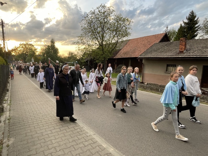Bp Janusz Mastalski u św. abp. Bilczewskiego w Wilamowicach