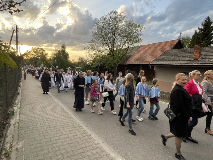 Bp Janusz Mastalski u św. abp. Bilczewskiego w Wilamowicach