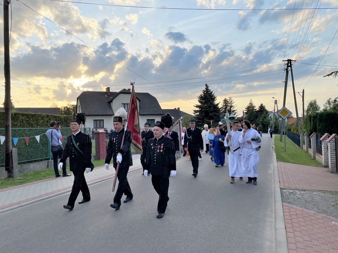 Bp Janusz Mastalski u św. abp. Bilczewskiego w Wilamowicach