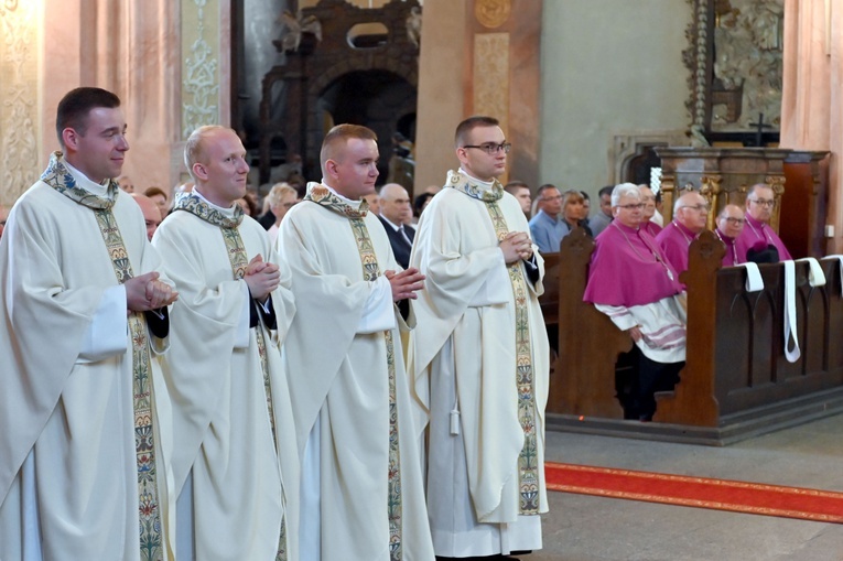 Nowo wyświęceni księża w czasie liturgii święceń 21 maja 2022 r.