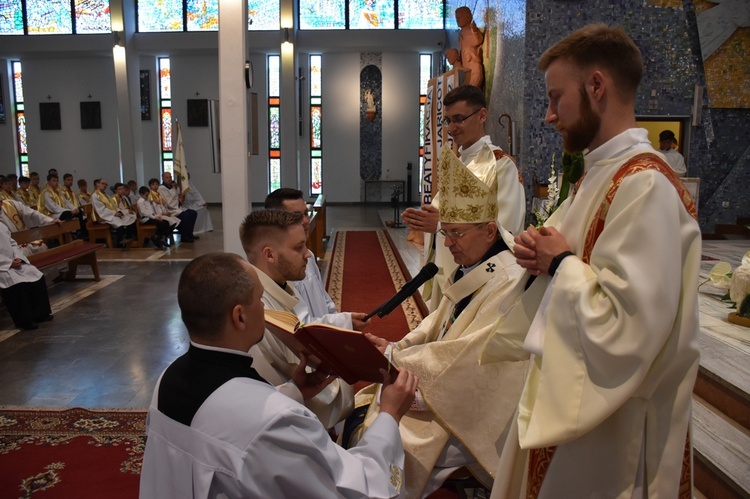 Abp Tadeusz Wojda wyświęcił salezjańskich kapłanów