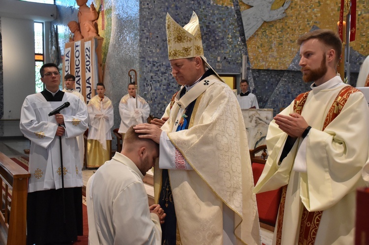 Abp Tadeusz Wojda wyświęcił salezjańskich kapłanów