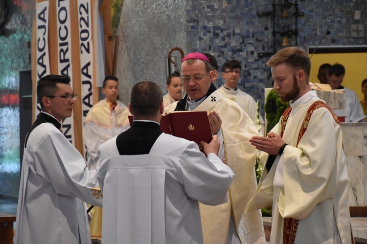 Abp Tadeusz Wojda wyświęcił salezjańskich kapłanów