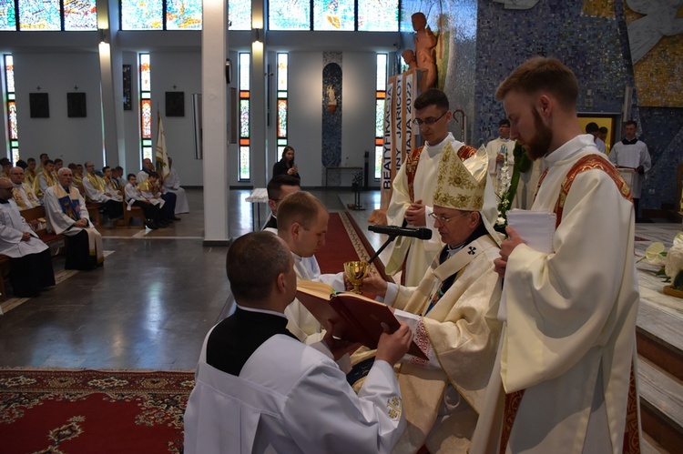 Abp Tadeusz Wojda wyświęcił salezjańskich kapłanów