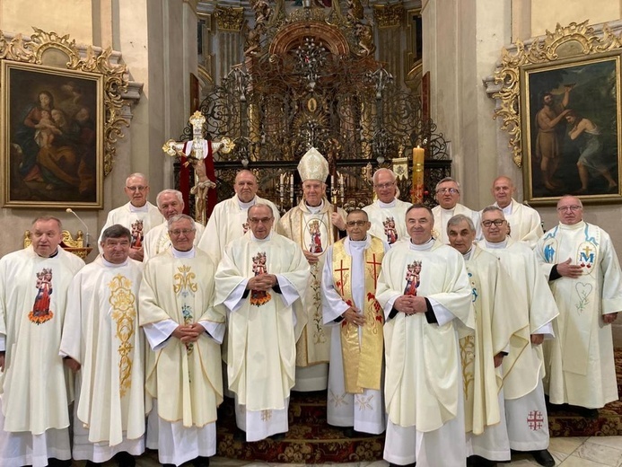 Pamiątkowe zdjęcie świętujących 45-lecie święceń księży.