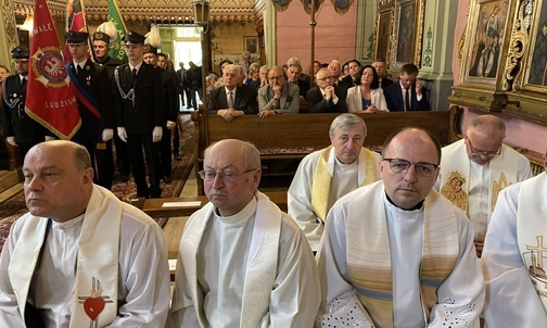 W kościele modlili się z parafianami zaproszeni kapłani, przedstawiciele władz, poczty sztandarowe...
