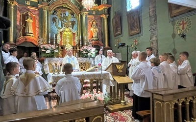 Liturgii przewodniczył bp Roman Pindel, a ołtarz otoczyli liczni w Starej Wsi ministranci i lektorzy.