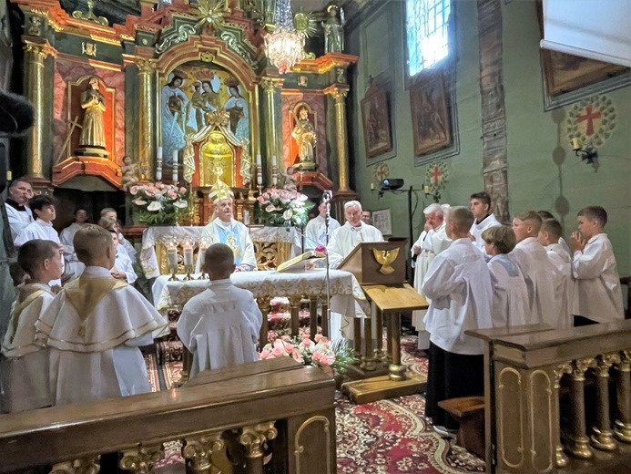 Liturgii przewodniczył bp Roman Pindel, a ołtarz otoczyli liczni w Starej Wsi ministranci i lektorzy.