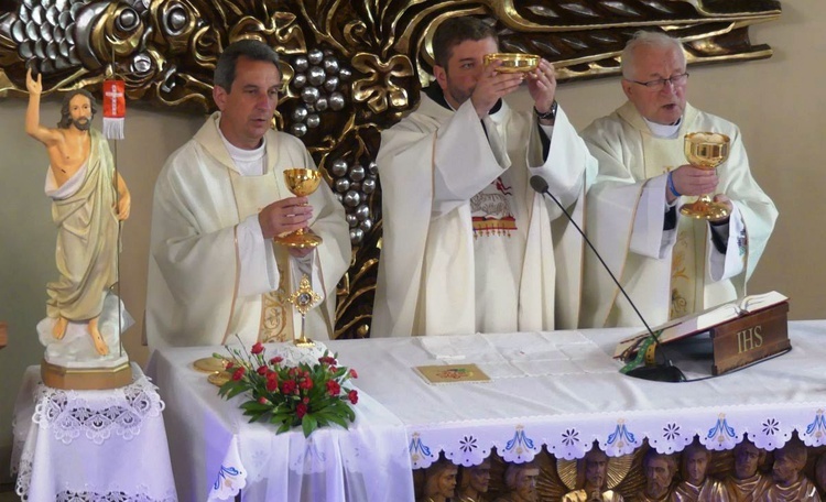 Wprowadzenie relikwii bł. Franciszka Palau do kościoła w Trzebini