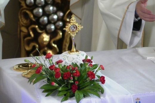 Wprowadzenie relikwii bł. Franciszka Palau do kościoła w Trzebini