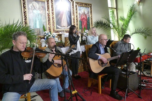 Wprowadzenie relikwii bł. Franciszka Palau do kościoła w Trzebini