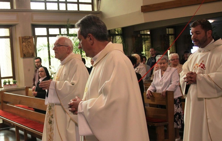 Wprowadzenie relikwii bł. Franciszka Palau do kościoła w Trzebini