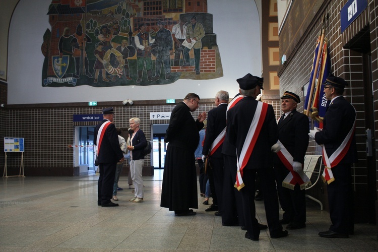 Nabożeństwo majowe na dworcu kolejowym w Kędzierzynie-Koźlu