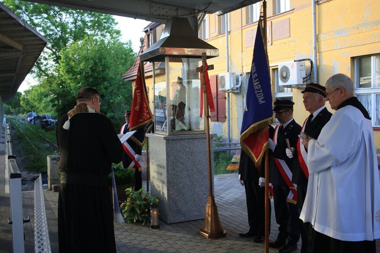 Nabożeństwo majowe na dworcu kolejowym w Kędzierzynie-Koźlu