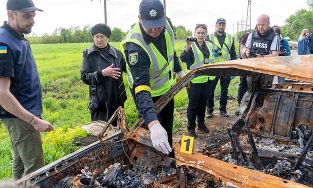 Ukraina: Rosjanie skierowali kolumnę ewakuacyjną na zaminowany teren, ocalałych rozstrzelano