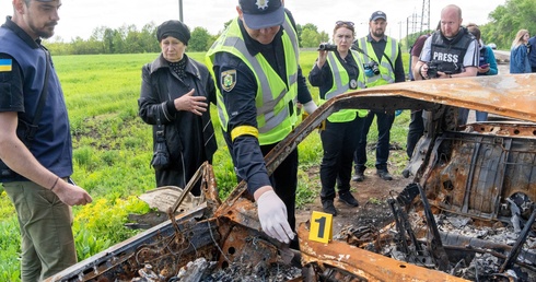 Ukraina: Rosjanie skierowali kolumnę ewakuacyjną na zaminowany teren, ocalałych rozstrzelano