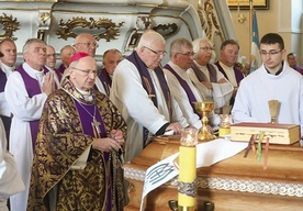 ▲	Liturgii pogrzebowej przewodniczył bp Paweł Stobrawa z Opola.