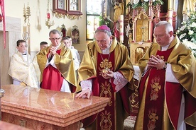 Namaszczenie krzyżmem świętym ołtarza, w którym zostały umieszczone relikwie bł. Karoliny.