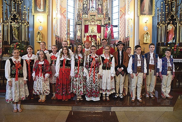 Arcybiskup Nowacki z młodymi z par. Szlachtowa.