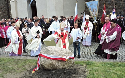 ▲	Po Mszy św. poświęcony został pamiątkowy głaz. 