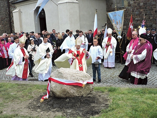 ▲	Po Mszy św. poświęcony został pamiątkowy głaz. 